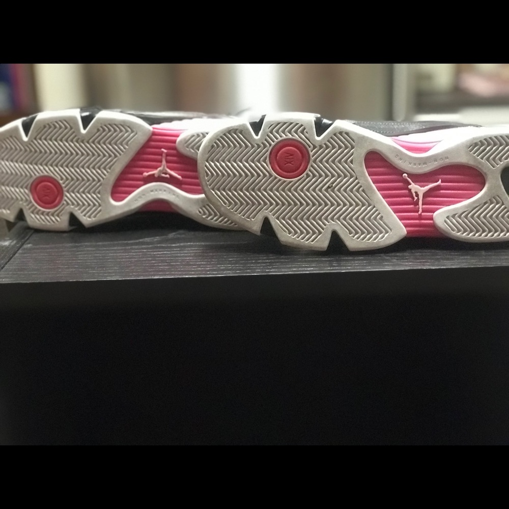 Female Jordan sneaker only use twice